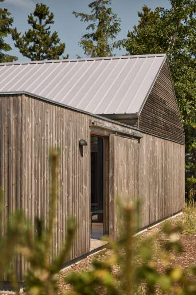 Pfannenblechen auf dem Dach schaffen die Grundlage für gemütliche Sommerhausstimmung, Torndrupskovvej 3, 9370 Hals, Dänemark